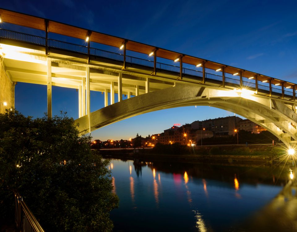 Vista nocturna actual del Puente de la Barca, que atraviesa el río Lérez y comunica Pontevedra con Poio.