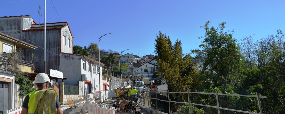 Zona de obras de contención de muro sobre el río Lagares de Vigo