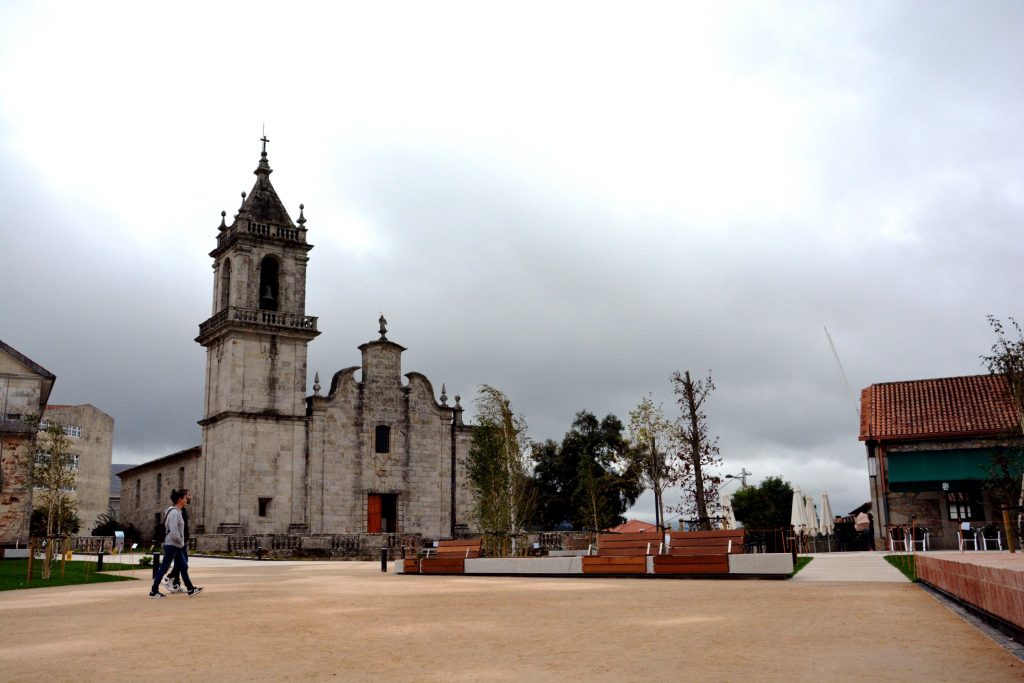 Vista central de la plaza de O Calvario con su nueva distribución de espacios, mobiliario y combinación de pavimentos.