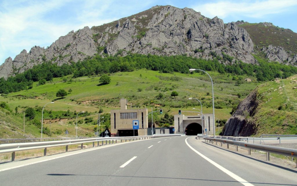 Acceso al túnel del Negrón en la AP-66 entre Asturias y Castilla y León