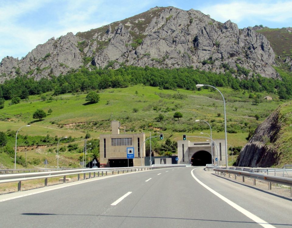 Acceso al túnel del  Negrón en la AP-66 entre Asturias y Castilla y León