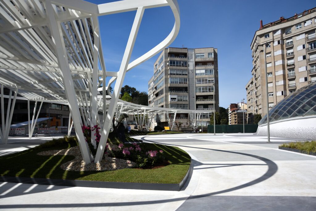 Vista de la Plaza Fernández del Riego en Vigo, con la pérgola nueva sobre la zona ajardinada