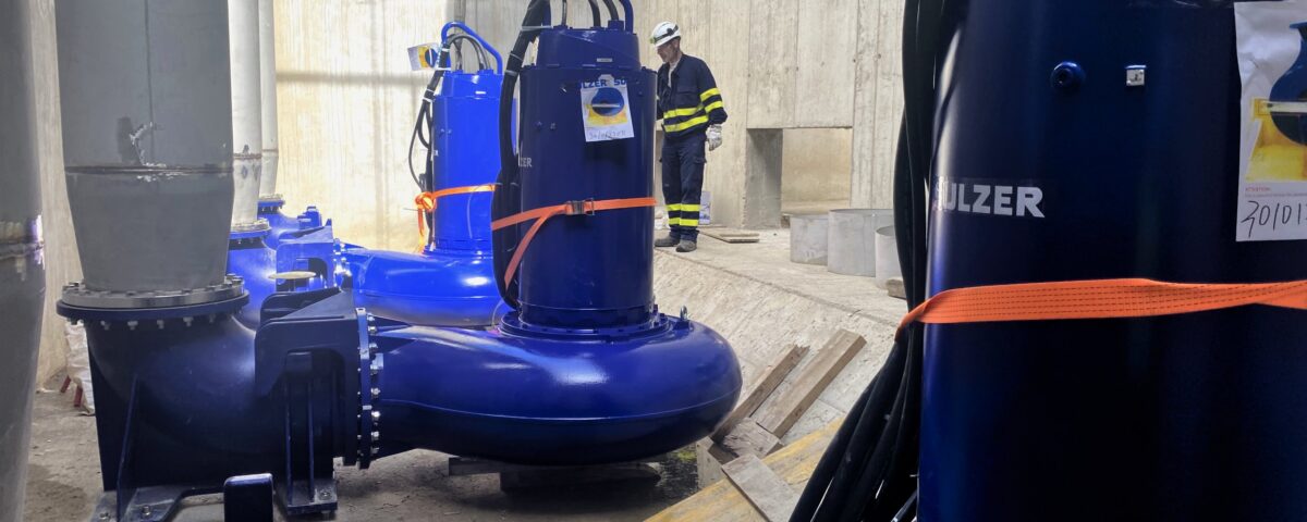 cámara de hormigón con grandes bombas hidráulicas en instalación