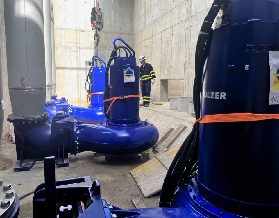 cámara de hormigón con grandes bombas hidráulicas en instalación