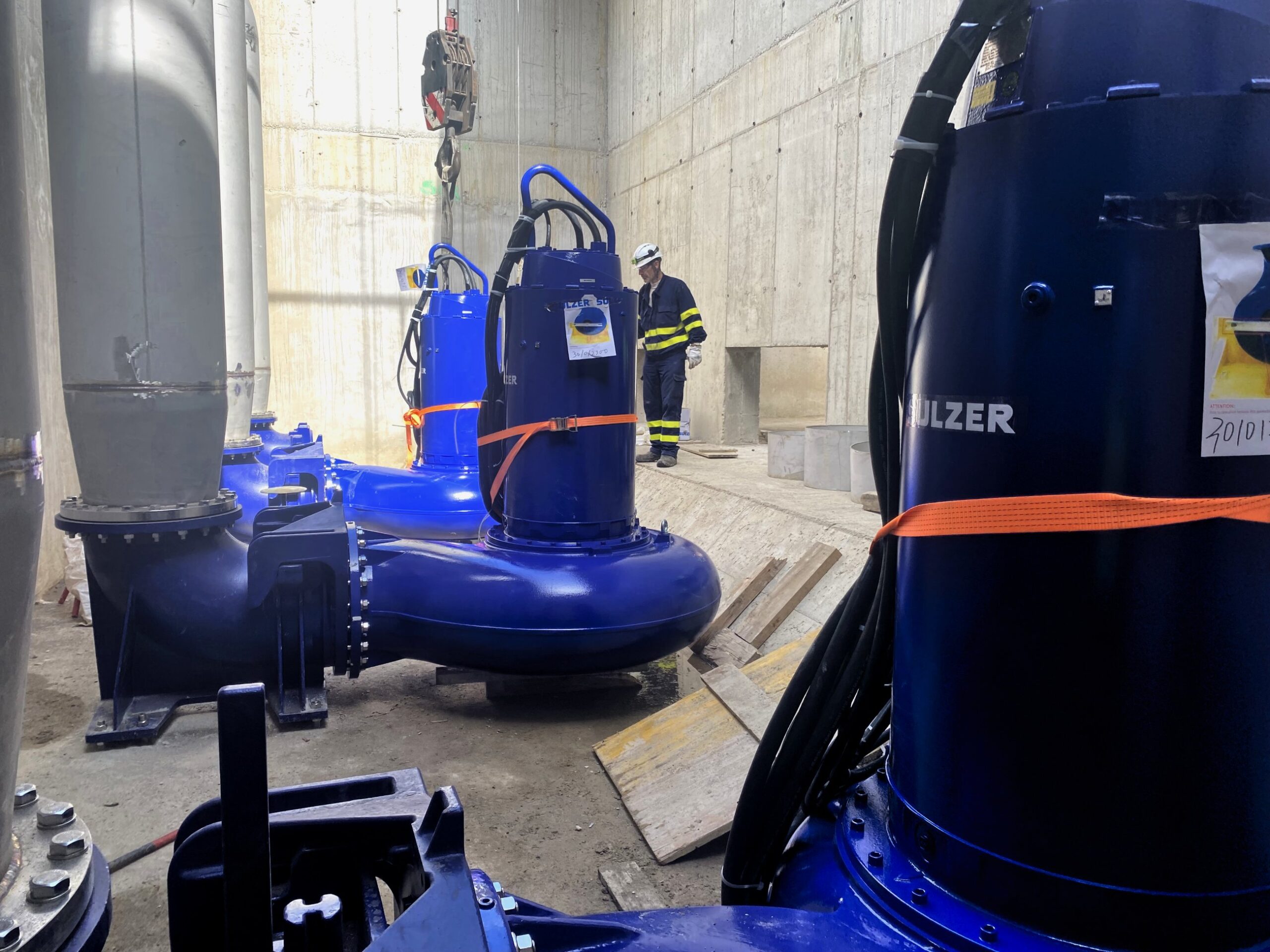 cámara de hormigón con grandes bombas hidráulicas en instalación