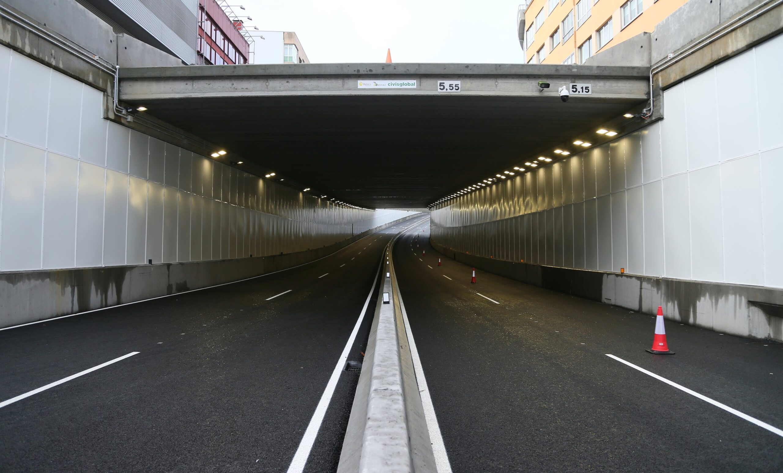carretera entrando en un túnel iluminado 