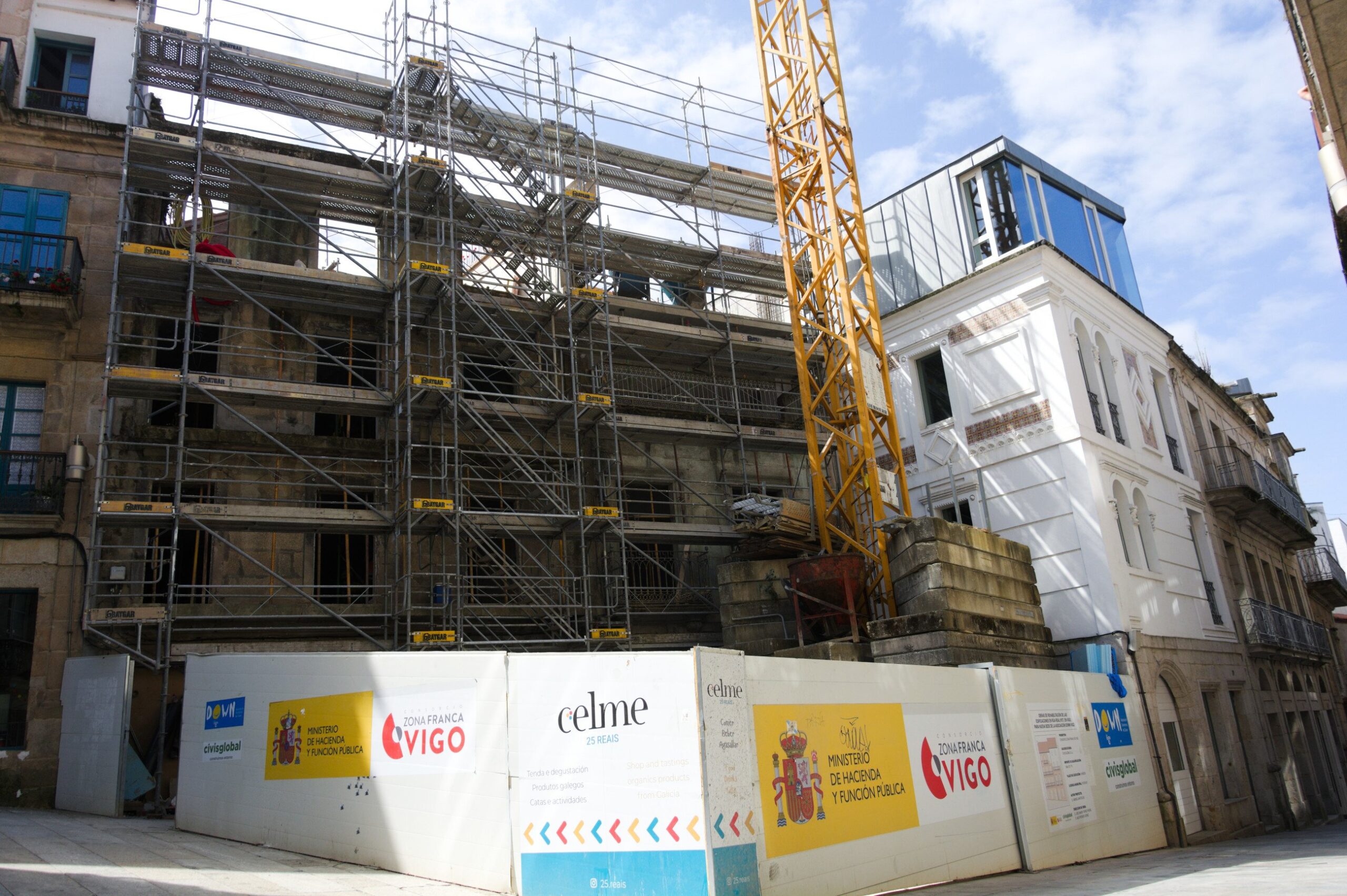 Andamio de un edificio en construcción para Centro Down en el Casco Viejo de Vigo