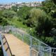 Escalera con vistas que desciende hasta el río Lagares