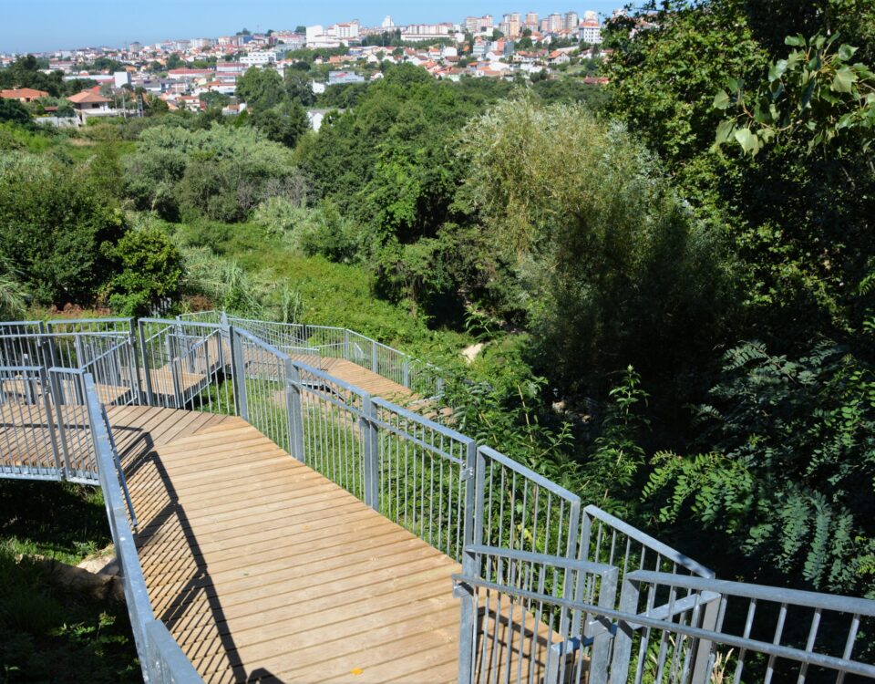 Escalera con vistas que desciende hasta el río Lagares