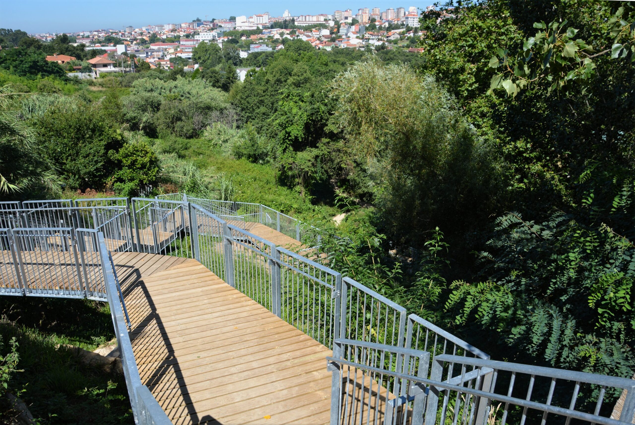 escalera vistas Escalera con vistas que desciende hasta el río Lagares