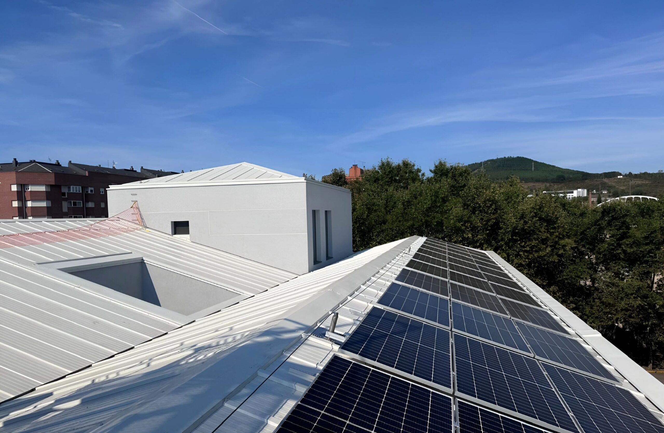 Placas solares en la cubierta de una edifcación