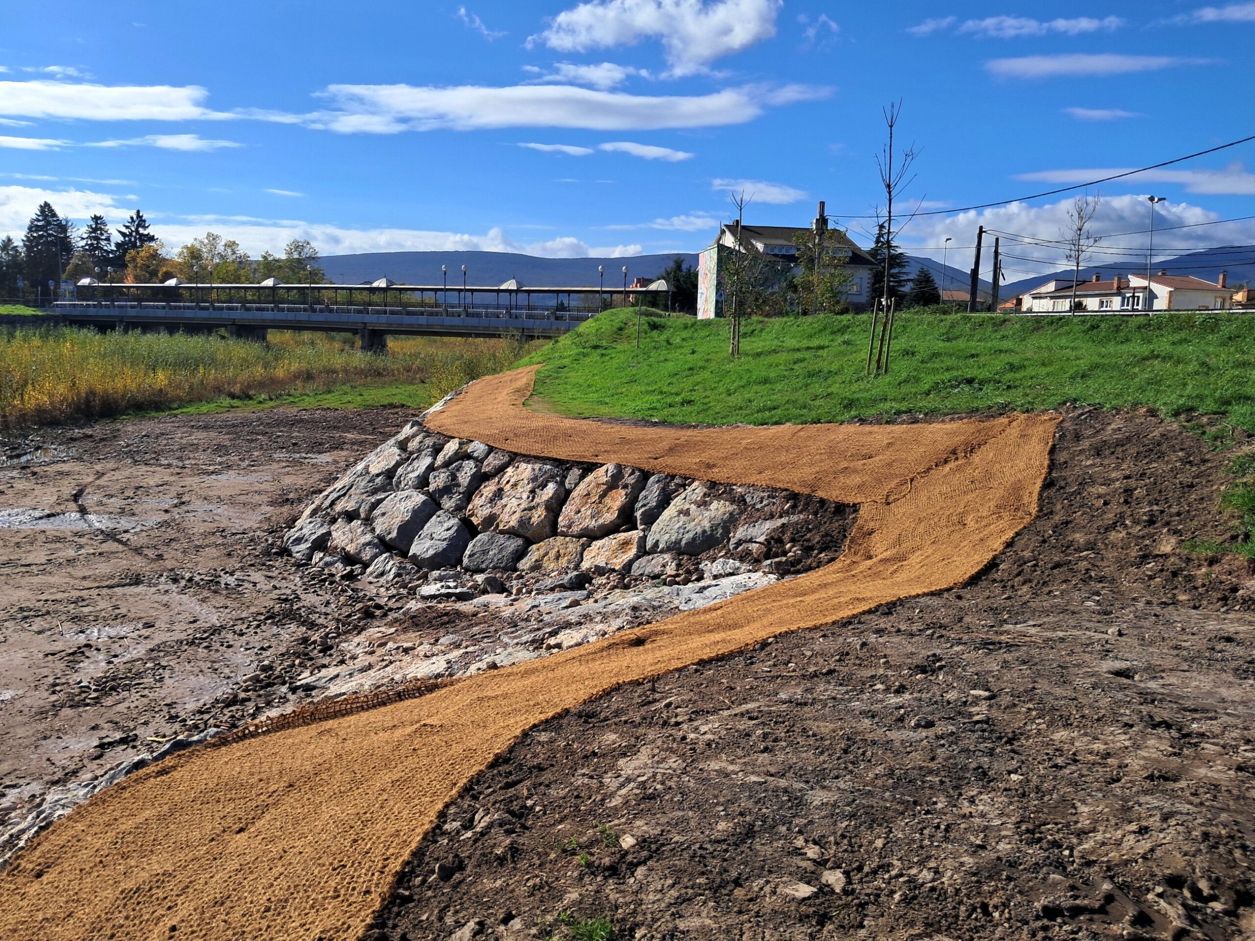 zona de escollera construida en el margen del río Híjar