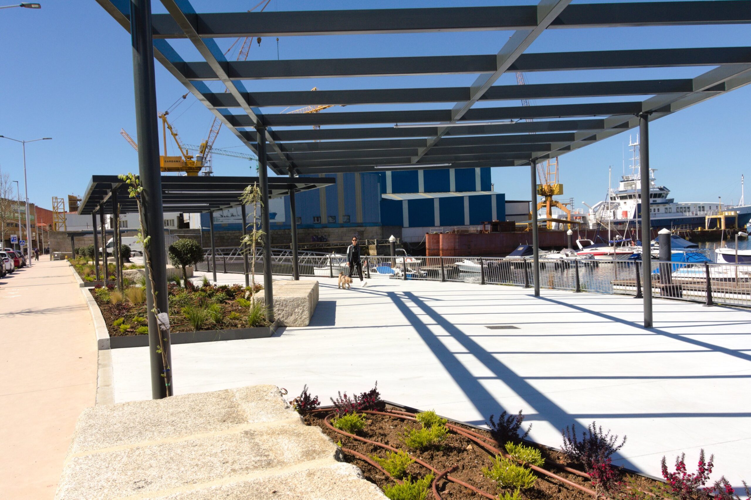 paseo ajardinado con pérgolas junto al muelle en la zona de Bouzas
