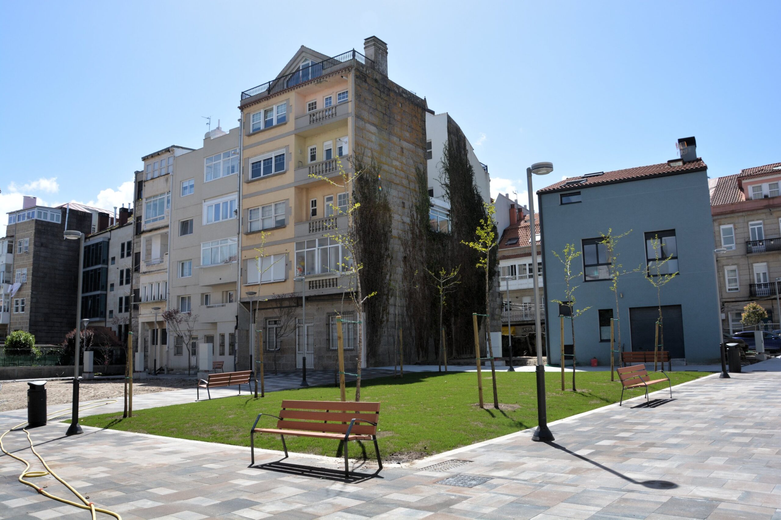vista de una zona verde en una plaza entre edificios