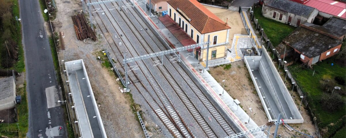 Vista aérea de una estación de tren de pueblo
