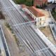 Vista aérea de una estación de tren de pueblo