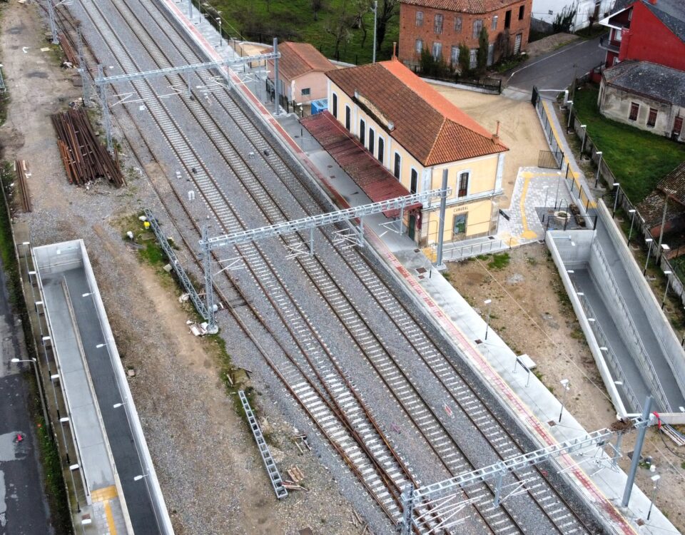 Vista aérea de una estación de tren de pueblo
