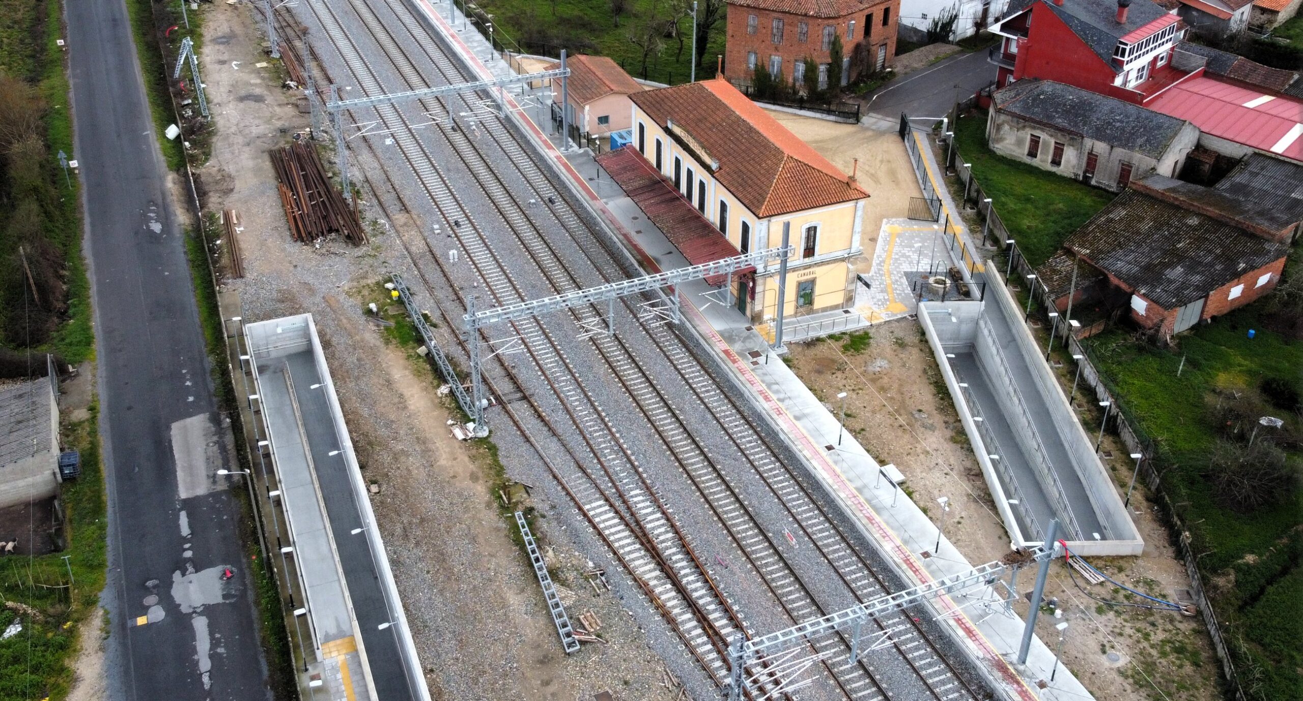 Vista aérea de una estación de tren de pueblo