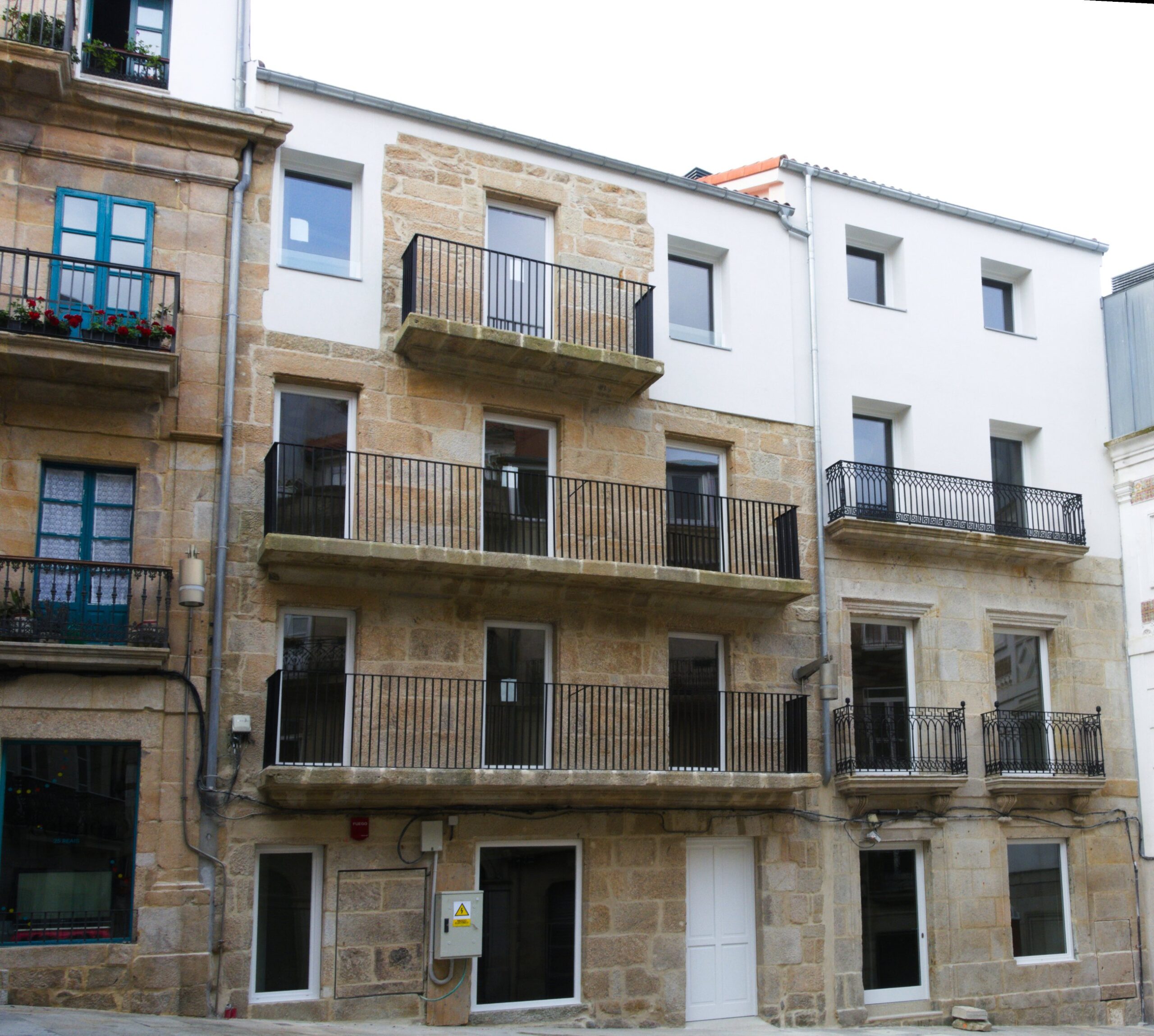 Rehabilitación integral de dos edificios unidos tras obras realizadas en Vigo