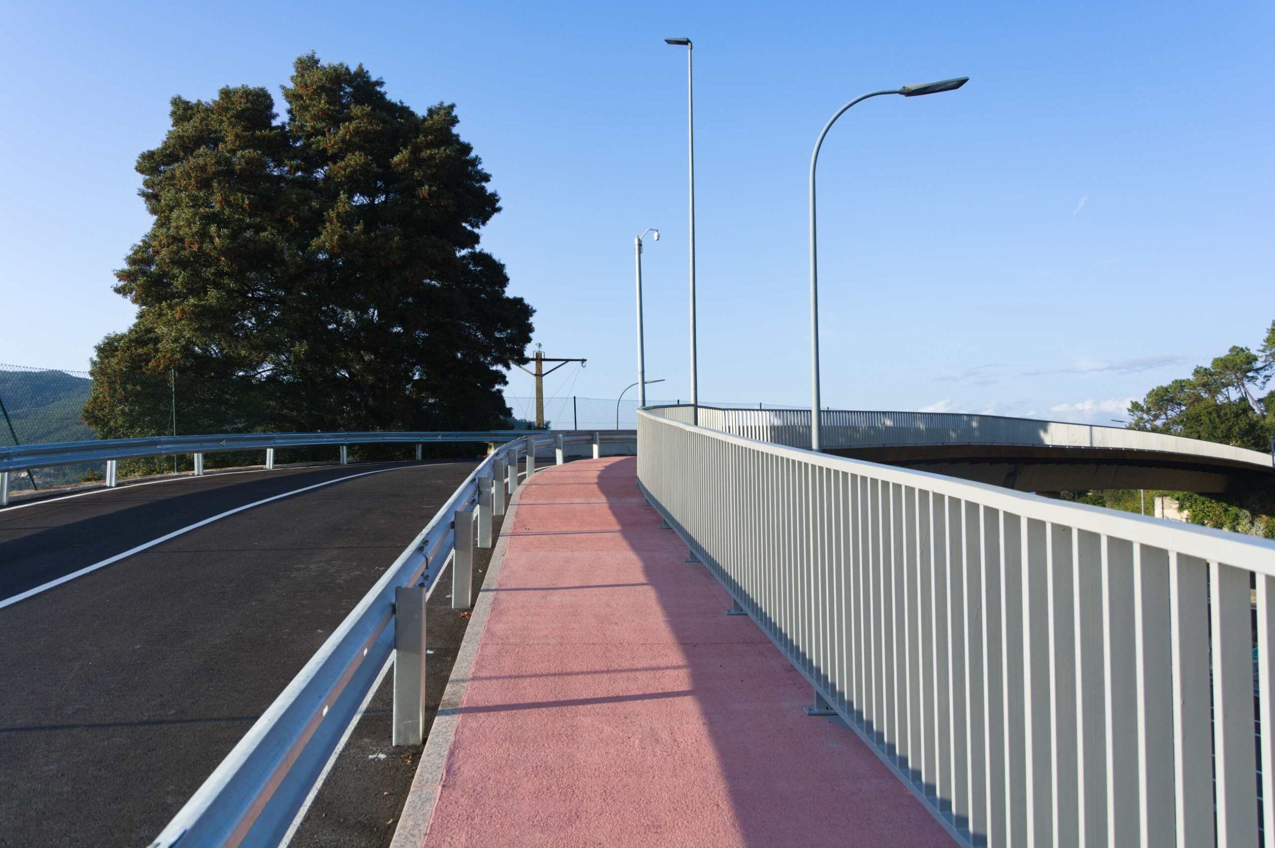 vista de conjunto del viaducto, con la zona peatonal en primer término, limitada por el vallado para el tráfico y la valla sobre la autopista