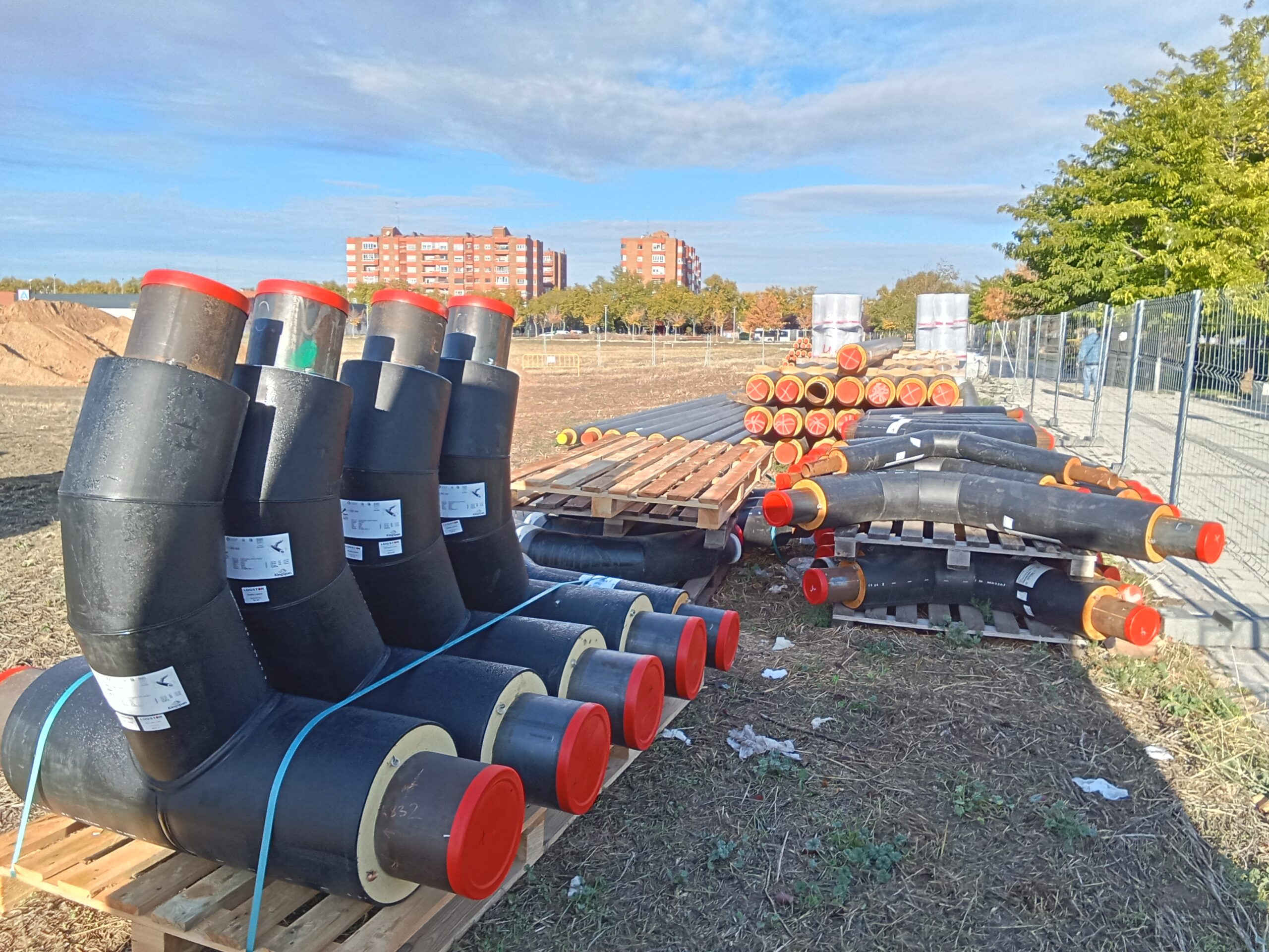 Tuberías para instalación industrial en una zona de obras